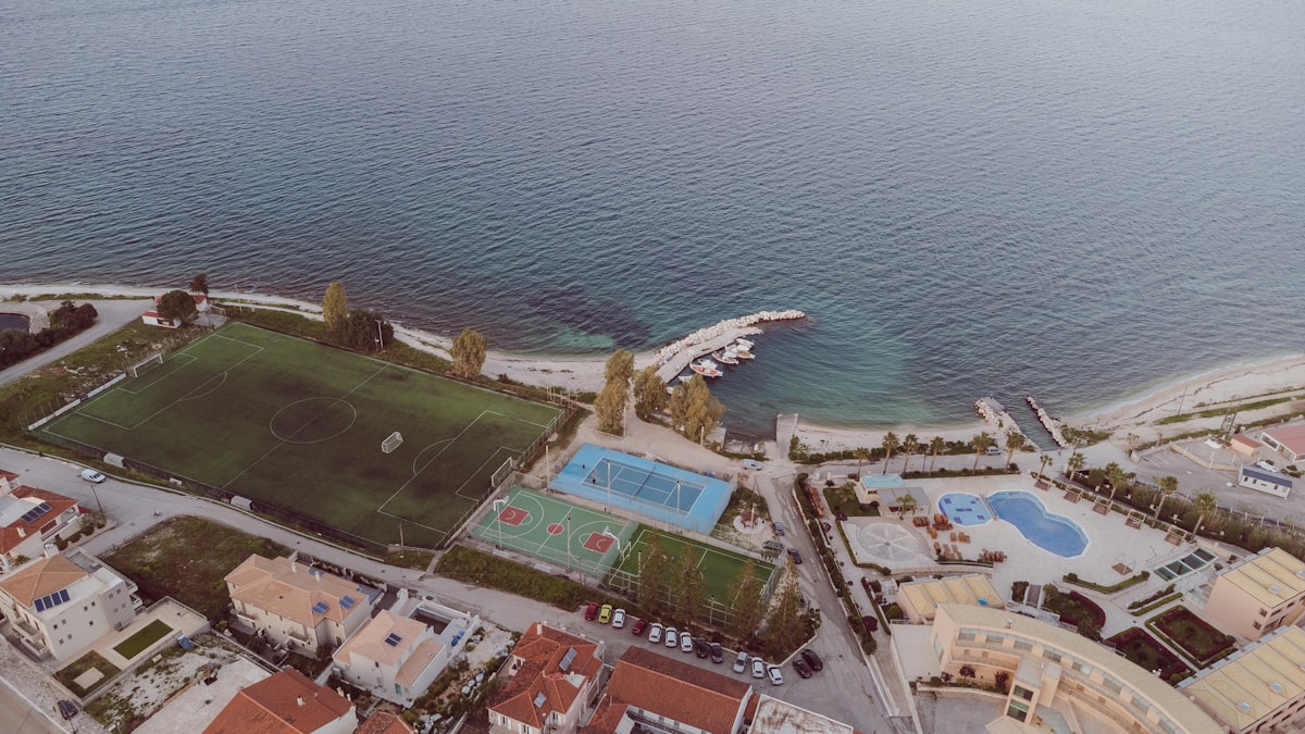 Resident booking community amenity through mobile app